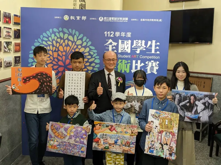 教育部林騰蛟常務次長與得獎者合影。教育部提供