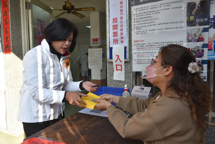 張麗善說，我們需要一個理性的國家領導人及政黨，讓環境越來越好。縣府提供