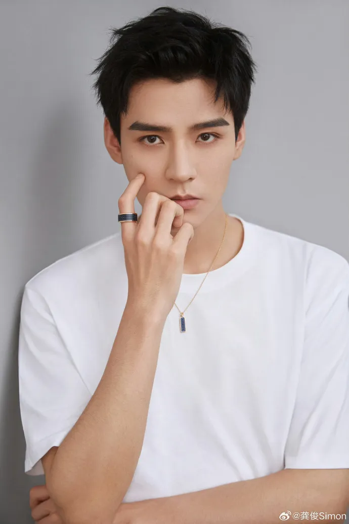 中國男星龔俊戴上LV Les Gastons Vuitton高級珠寶系列。翻攝龔俊微博