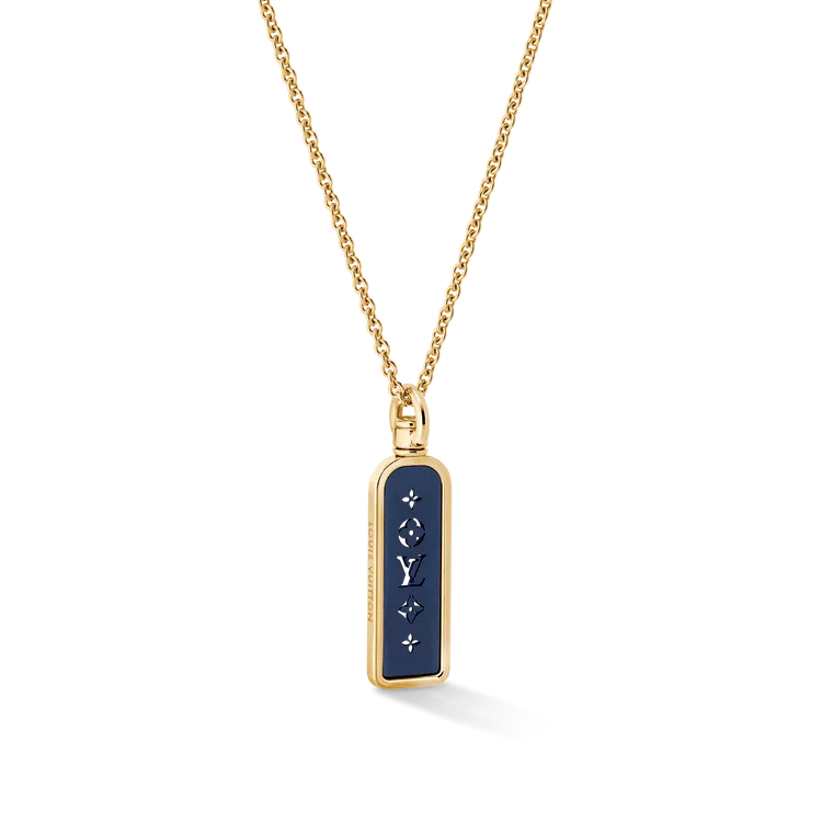 SMALL TAG吊墜 配黃K金及鈦金屬，11萬5000元。品牌提供