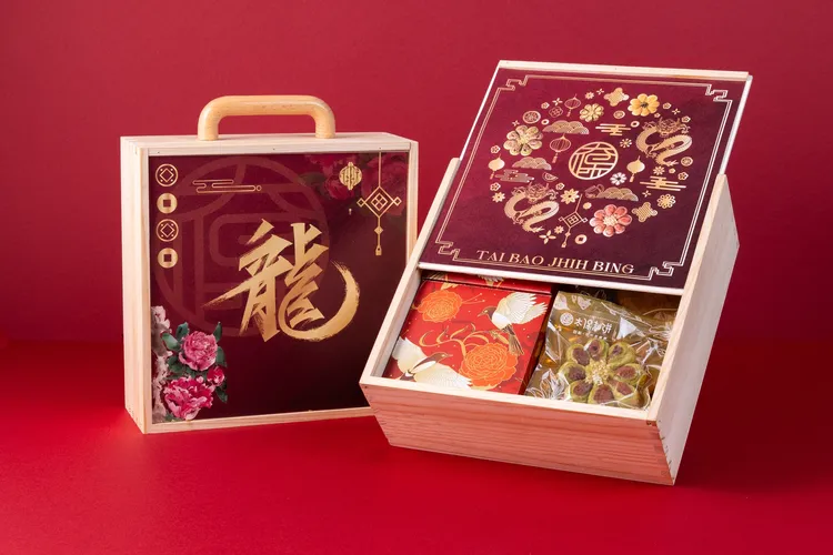 「太保制餅」新年推出的限定款「金龍花財禮盒」，內容物有錦花酥、花果茶、手炒米果、午茶點心等，搭配木製質感提盒，創新且豐富。太保制餅提供