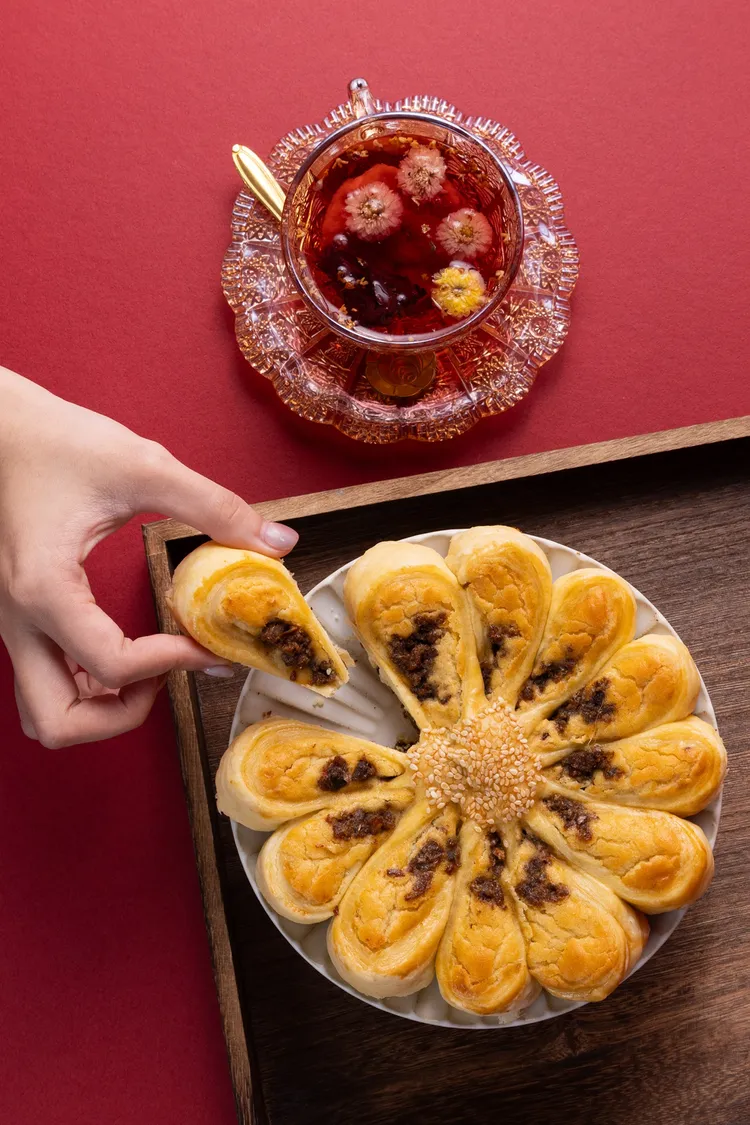 「太保制餅」首推獨家研發，限量推出「花漢餅」， 內餡口味有傳統「古早味招牌滷肉綠豆沙」與台日結合的「白玉金沙芋泥」。太保制餅提供