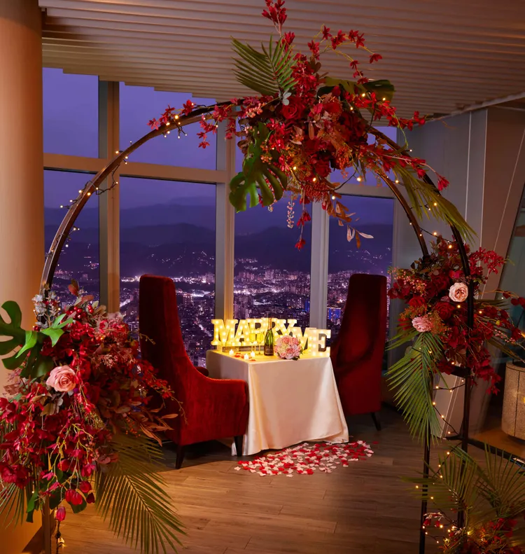 Asia49餐廳內的求婚桌不時上演求愛篇章。業者提供