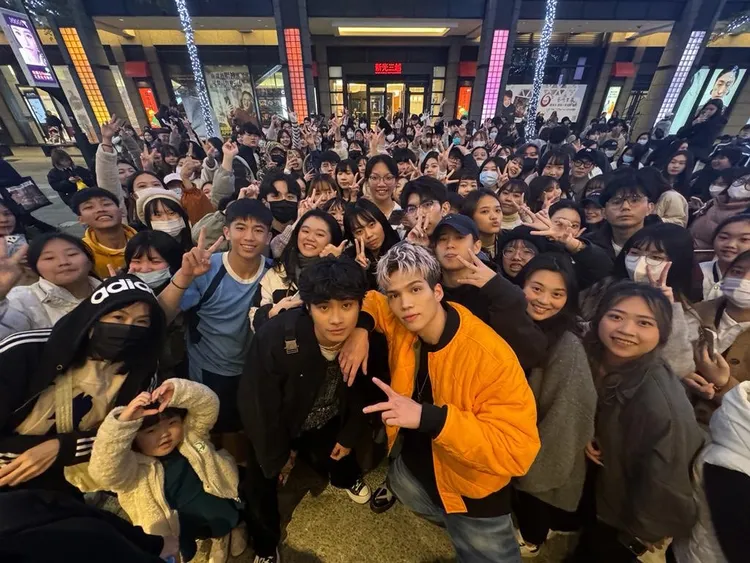 李浩瑋與派偉俊快閃活動。形上音樂提供