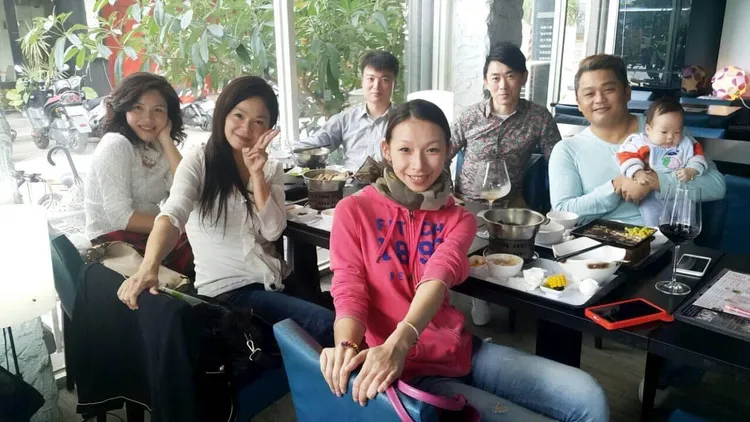 黃朝淵在臉書貼出和張誌家吃火鍋的合照。翻攝自黃朝淵臉書