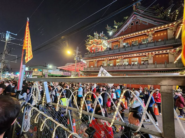 鐵欄左側為造勢會場，擠不入的民眾改在振坤宮樓上觀看。施智齡攝