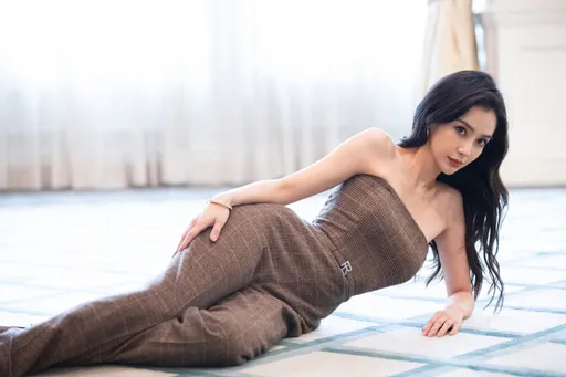 牆倒眾人推|Angelababy被爆《奔跑吧》黑臉耍大牌 叫小咖藝人替她擦鞋