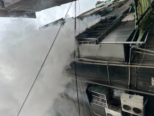 中和民宅3樓火警冒濃煙 80多歲老翁疑嗆暈倒臥死亡