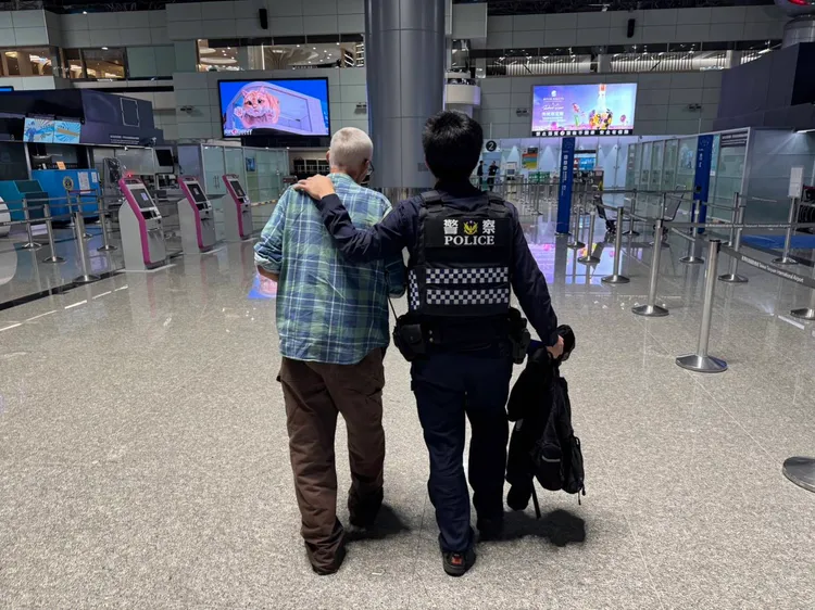 警員護送澳籍男子到機場。大園警分局提供