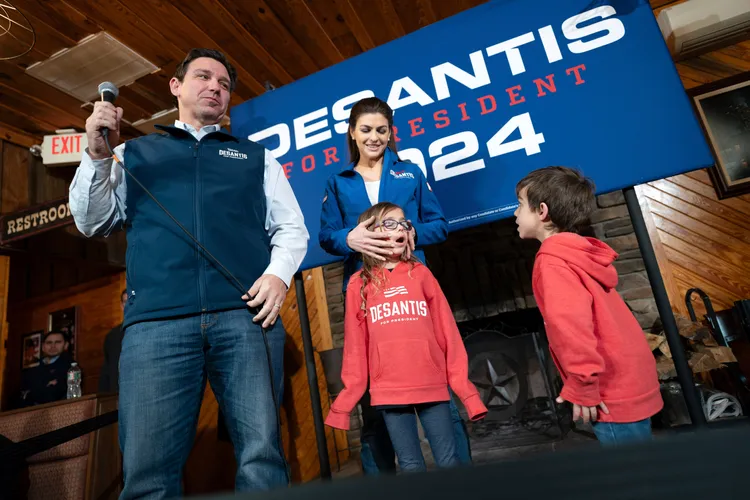 美國佛羅里達州長迪尚特宣布退出共和黨初選。圖為迪尚特一家人。美聯社