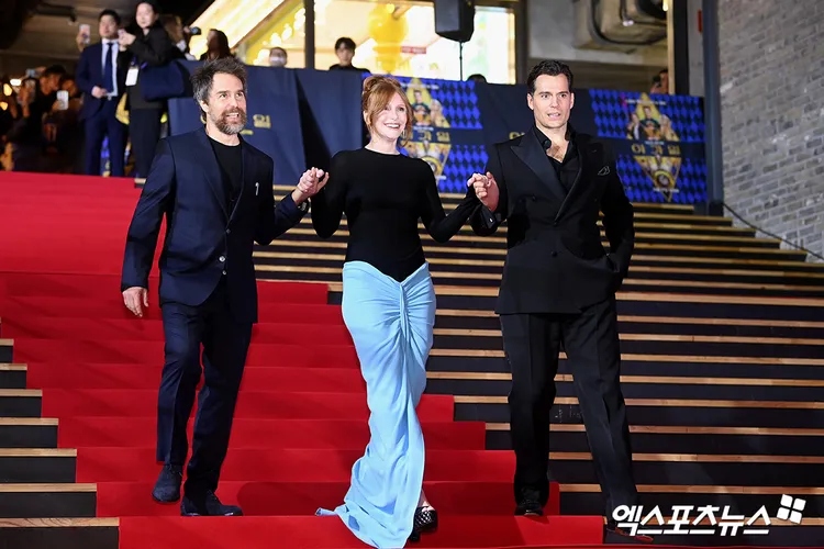 山姆洛克威爾（左起）、布萊絲達拉斯霍華、亨利卡維爾今現身首爾江南的Magebox Coex戲院，出席《機密特務：阿蓋爾》首映。翻攝xoprtsnews