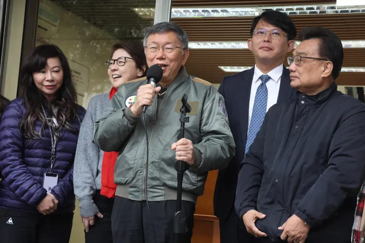 柯文哲一早在黨團大樓外受訪。彭欣偉攝