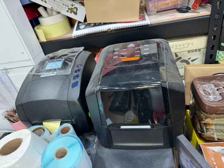 店家拆封食品再分裝，等到上架再以POS輸出標籤。讀者提供