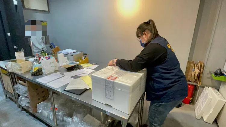 現場封存過期或效期有疑慮等問題食品。衛生局提供