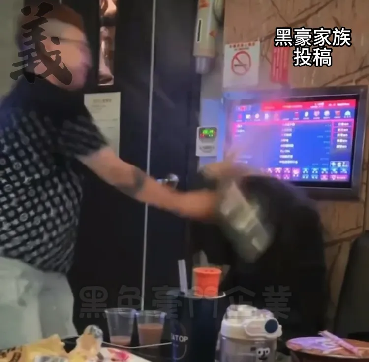 穿著LV短袖的同夥持金屬水壼毆打被害少女頭部。翻攝「黑色豪門企業」