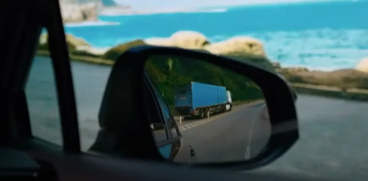 後照鏡先後有2輛車經過，一輛是藍色的貨櫃車。翻攝賴清德YouTube