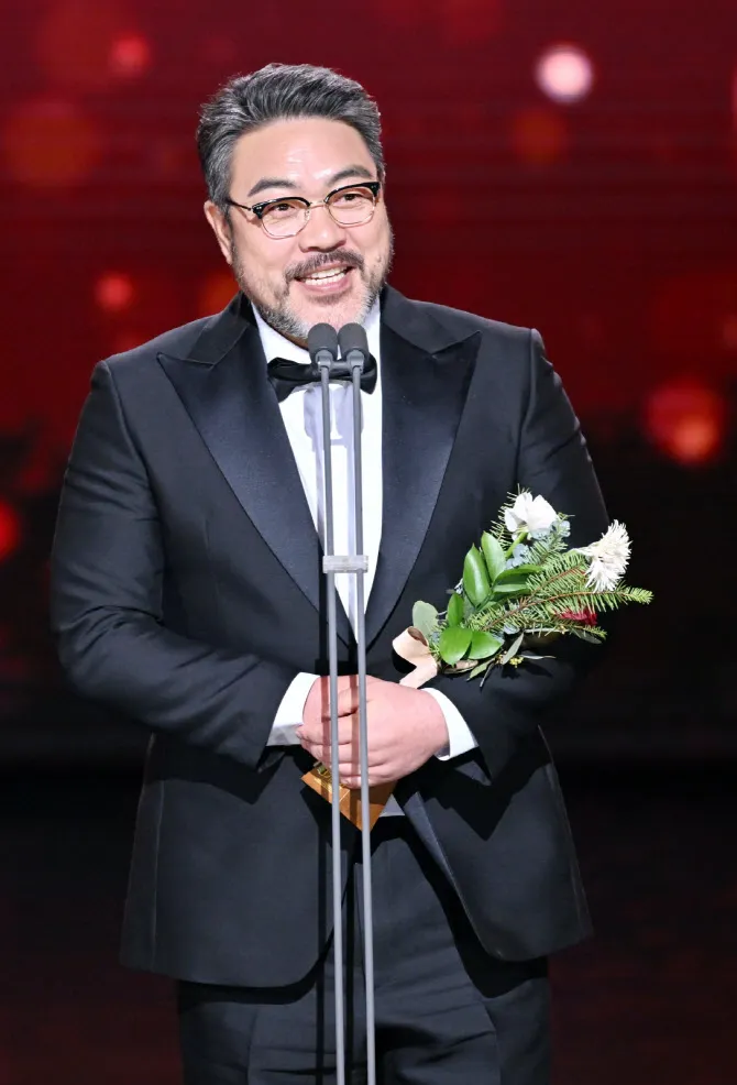 李原種講感言時悼念李善均。翻攝KBS