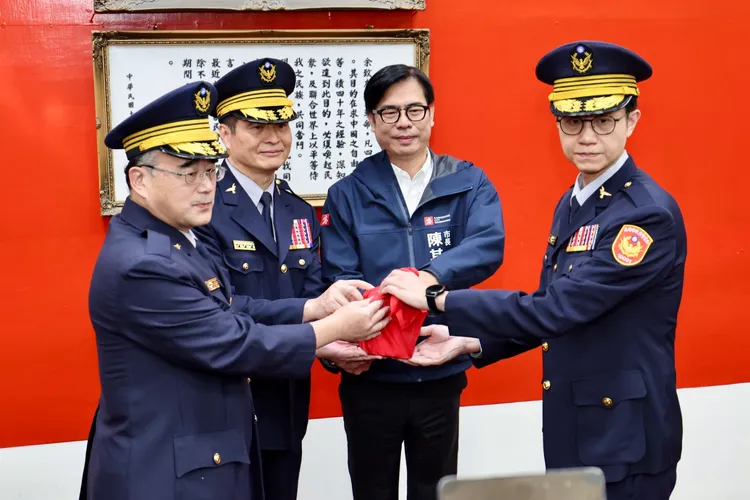 高雄市警局新進人員今日在陳其邁市長主持下就職。市府提供