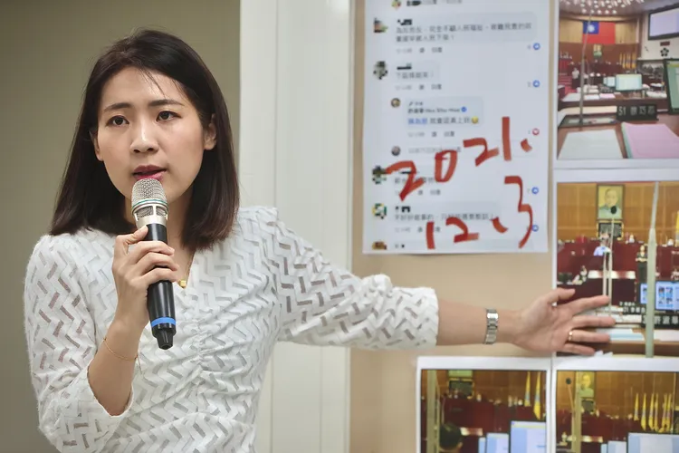 松信惡女徐巧芯出手，檢舉許淑華廣告看板違規。資料照片，林林攝