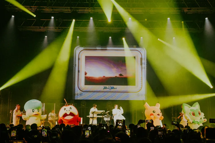 ikura演唱《Biri-Biri》時，《寶可夢》人偶登場共舞。Photo by Kato Shumpei