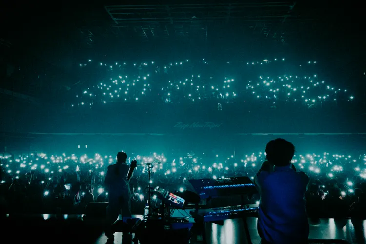 ikura唱《溫柔的彗星》時，請全場開啟手機燈。Photo by Kato Shumpei