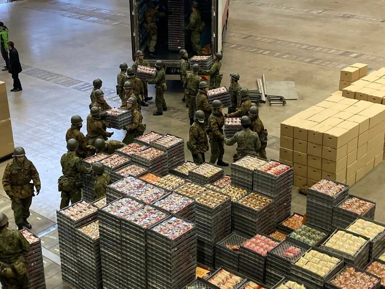 天災即刻救援！山崎麵包車隊奔災區。翻攝臉書「日本人的歐吉桑 ・台湾在住の日本人のおじさん」