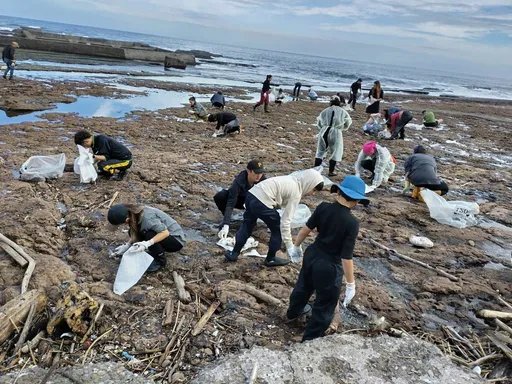 重油污染從綠島漂到東北角 新北出動上百人力清出1650公斤廢棄物