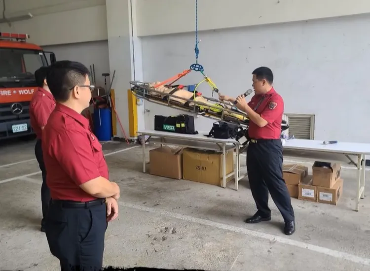 游尚樺認真解說身影。翻攝自新竹縣政府消防局臉書