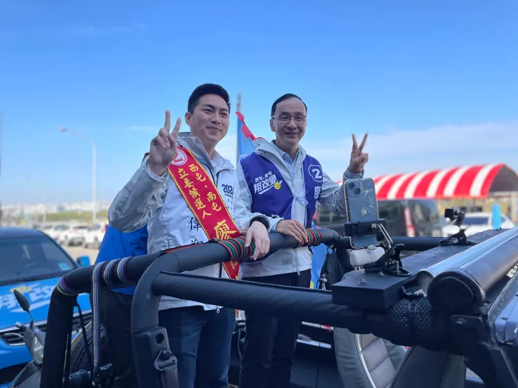 朱立倫陪同台中市立委候選人廖偉翔車隊掃街拜票。國民黨提供