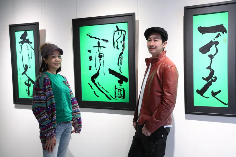 Darren邱凱偉（右）擔任陳玉庭畫展策展人。杰威爾音樂提供