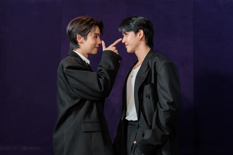 Jimmy（左）比出劇中的招牌手勢甜撩Sea。無限娛樂提供