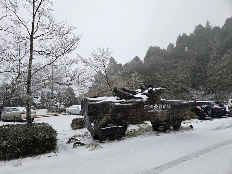 翠峰景觀道路降雪。翻攝畫面
