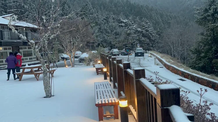 太平山遊樂園區降雪。翻攝畫面