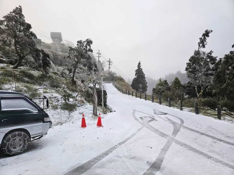 太平山遊樂園區降雪。翻攝畫面