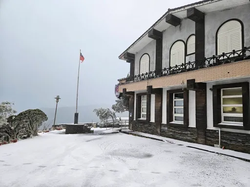 宜蘭太平山白雪遍布!零下3度積雪3cm 宜蘭警這舉動好貼心