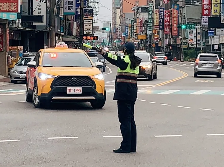 桃園警將在各路口進行疏導。翻攝畫面