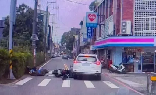 搶快!違規跨雙黃線超車撞對向迴轉機車 2騎士人車倒地送醫