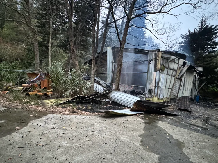 堆置原料的簡易處所被燒毀。民眾提供