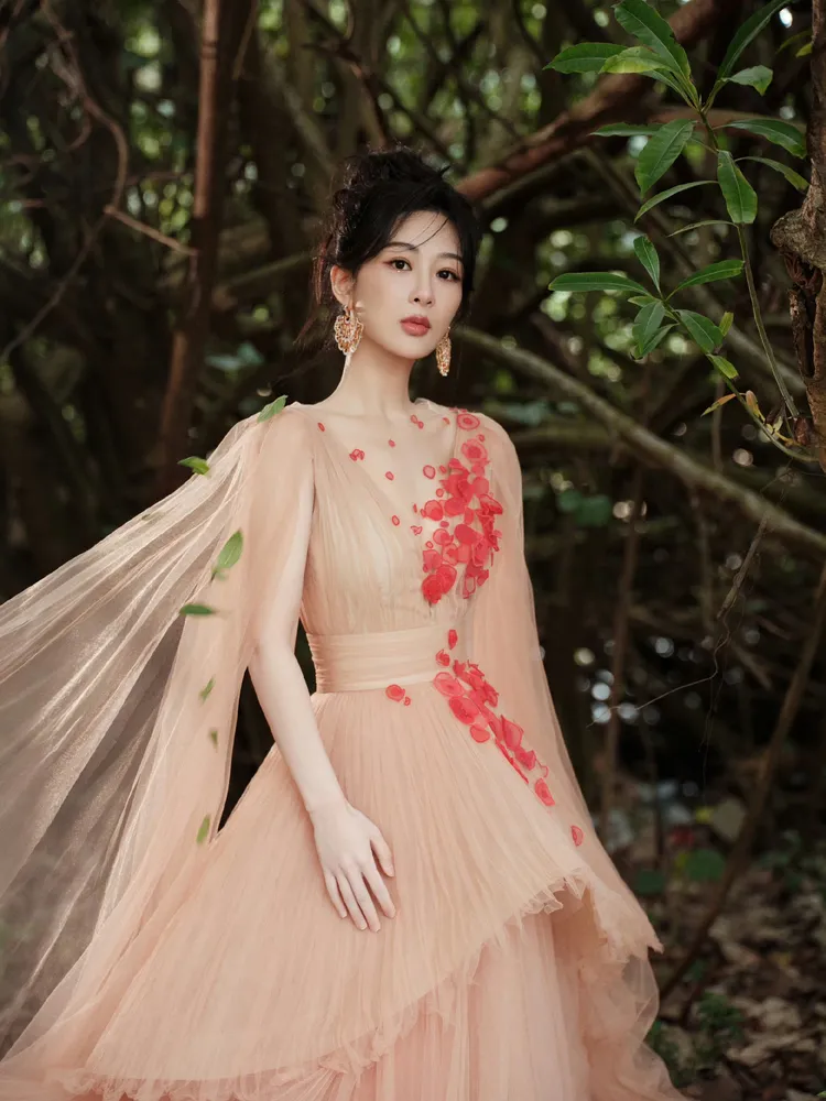 楊紫選穿Yanina 2023春夏訂製裸色紗裙。翻攝楊紫工作室微博