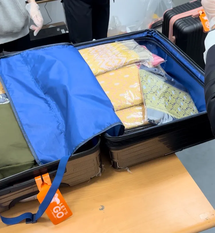 警方查獲以布批夾藏毒品的行李箱。航警局提供