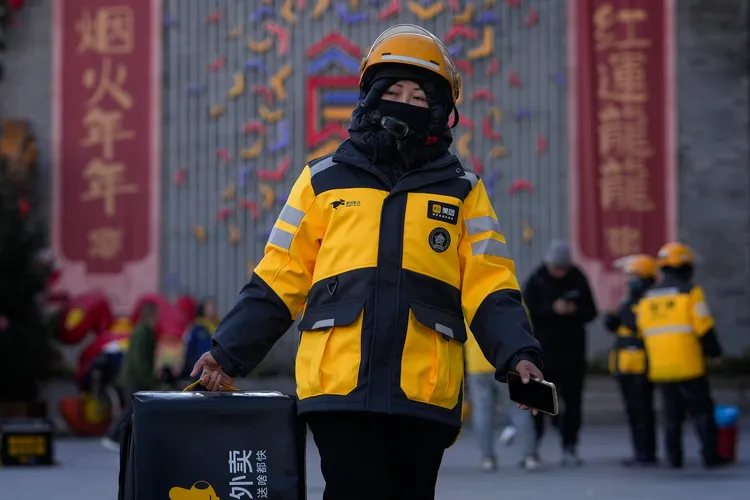 圖為5日北京街頭，一名美團外賣外送員。美聯社