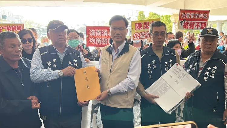 七股自救會向市府遞交連署書。陳昆和服務處提供