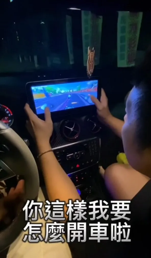 副駕駛沒幫忙，還幫倒忙。抖音@crazy520 提供
