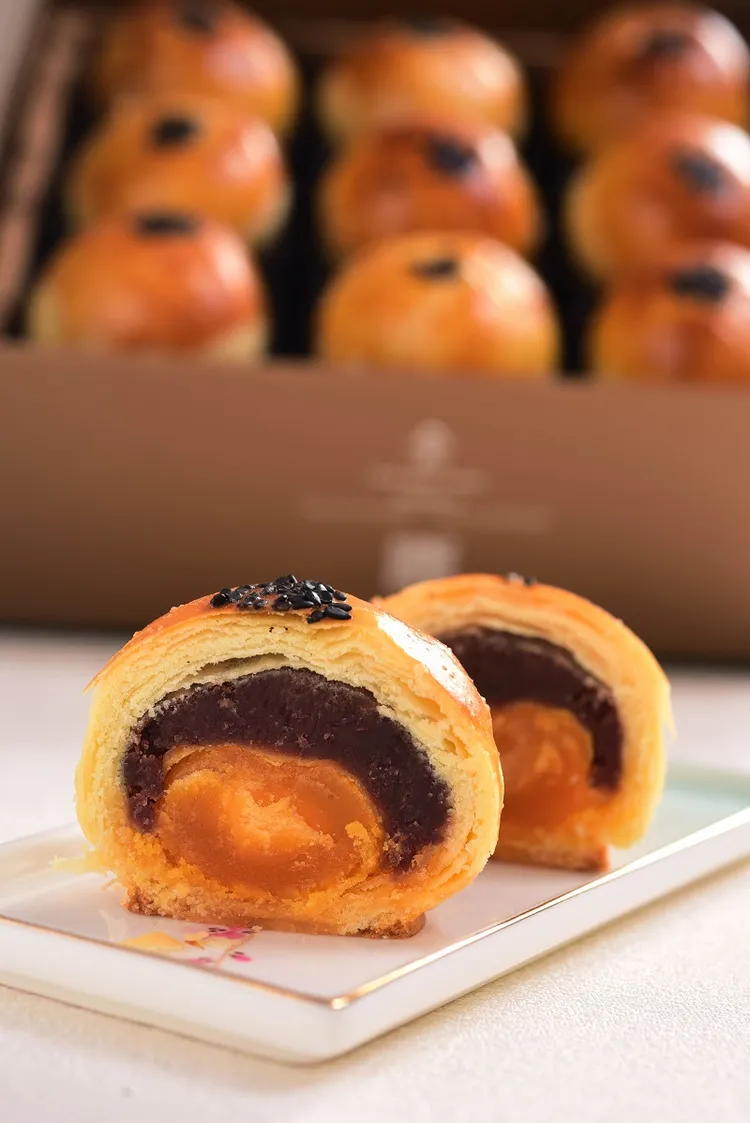 麵包坊的蛋黃酥以金黃酥脆外皮搭配古早味手敲鹹蛋黃，包裹香濃綿密的紅豆泥。普諾麵包坊提供