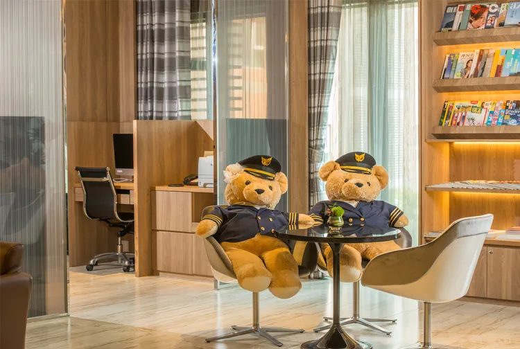 福容桃園機捷A8店2/9至2/13新春限定每晚4289元起，再贈A8熊寶寶、福隆海洋溫泉入浴粉、三溫暖黃金美人湯等。業者提供