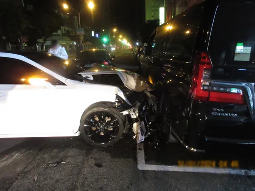 BMW深夜併排停車 遭LEXUS追撞再波及TOYOTA!2人輕傷