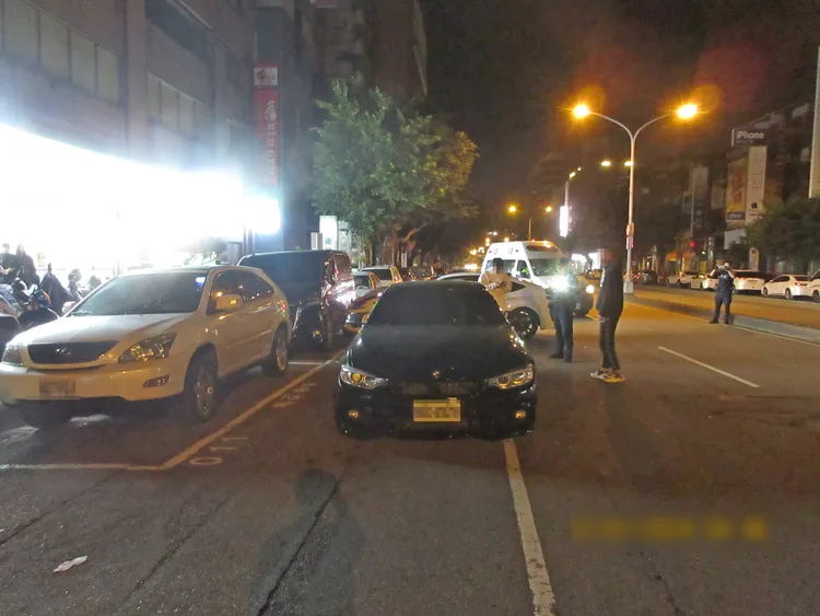 BMW違規併排停車挨撞。民眾提供