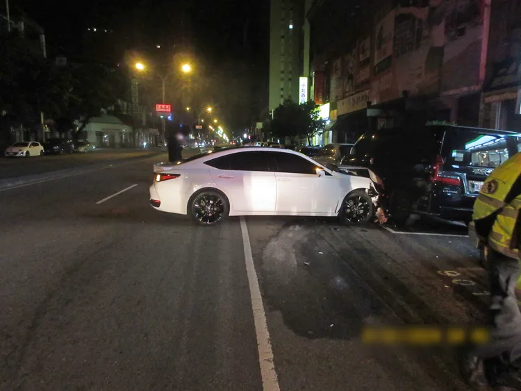 這起事故共波及3車造成2人輕傷。民眾提供