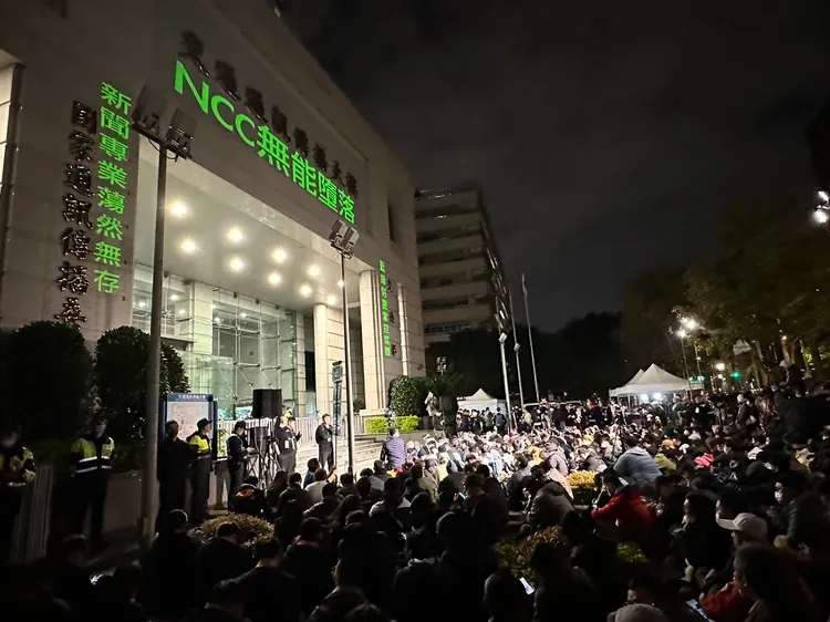 越晚人越多，千人響應到場。陳怡文攝