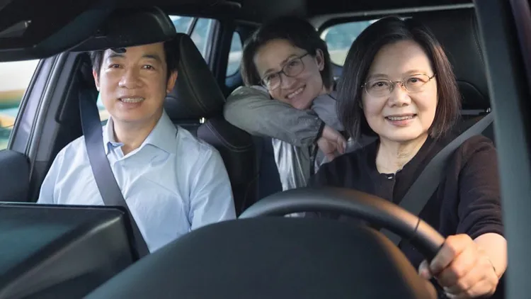 賴清德（左起）、蕭美琴與蔡英文《我們一起，在路上》競選影片。翻攝自蕭美琴推特